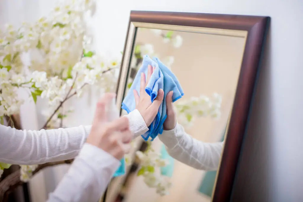 Clean a mirror without windex