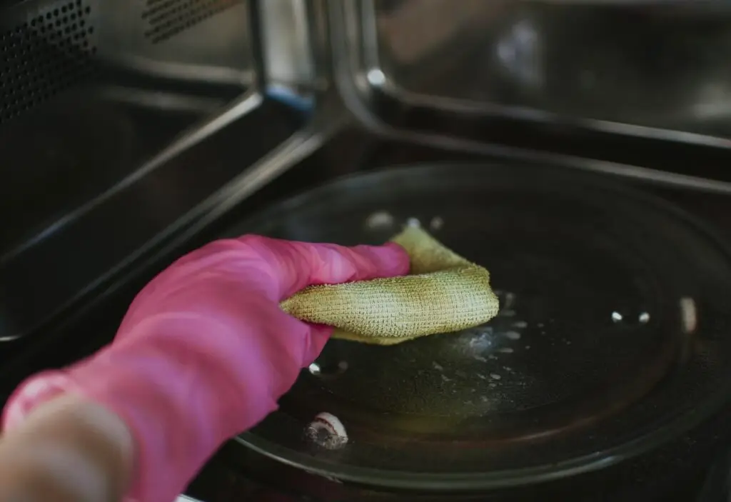 How to clean the inside of a microwave? Step-by-step guide